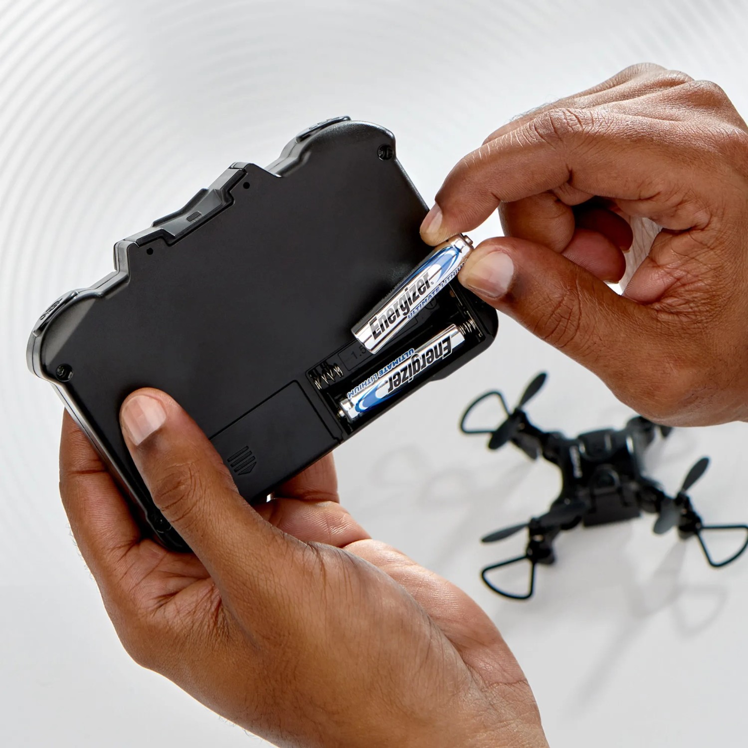 Einsetzen von Energizer Lithium AA Batterien in eine Fernbedienung. Mignon Batterien für Geräte.