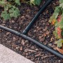 Geka Drip-Set zur Bewässerung von Hecken und Beeten, Detailaufnahme des Tropfrohr-Systems.