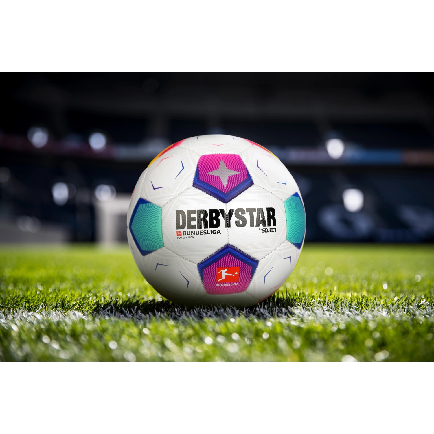 Derbystar Bundesliga Fußball Player Special, Größe 5, auf Rasen vor Stadion.