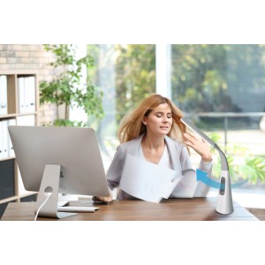 Dimmbare LED-Tischleuchte Ventu mit Ventilator im Einsatz am Schreibtisch.