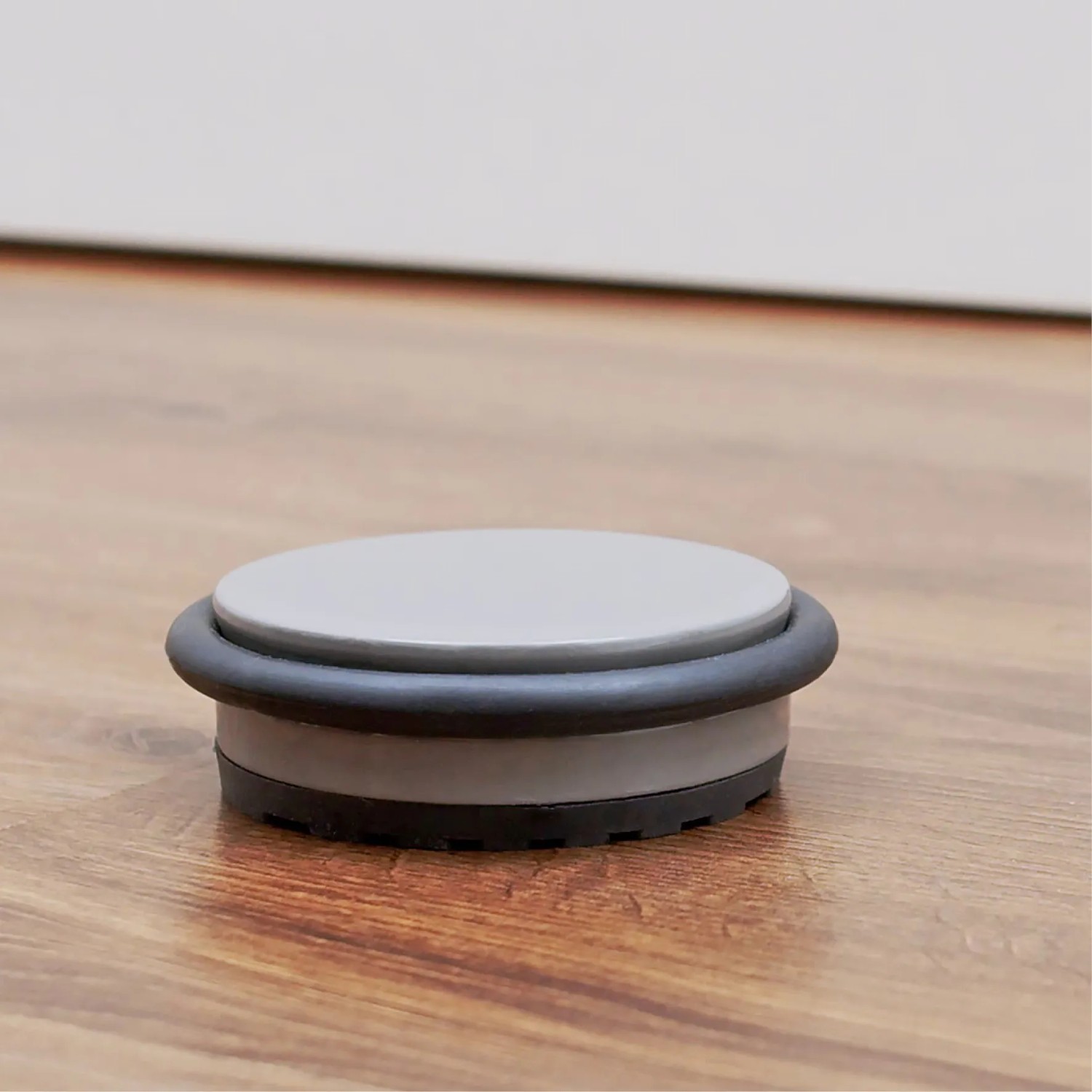 Wagner Bodentürstopper Big Disk Color in Steingrau zum Hinstellen. Schützt Tür, Wand und Möbel.