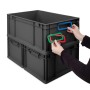 PROREGAL SparSet: 5 schwarze Euroboxen mit roten Griffen und Auflagedeckel, gestapelt.