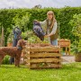 Frau leert Laubsack in Kompost, Gardena Laubsauger im Hintergrund. PowerJetCollect für Gartenarbeit.