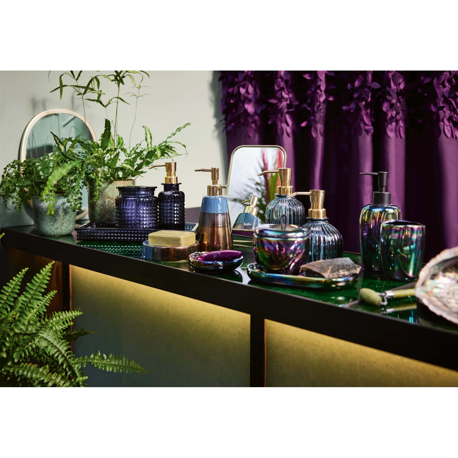 baliv Dark Wonder Kosmetikdose mit Flip-Flop-Effekt aus Keramik.