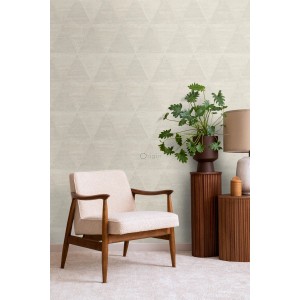 Beige Vliestapete mit verwitterten Metalldreiecken. Dekorative Wandgestaltung im Industrial Chic Stil.