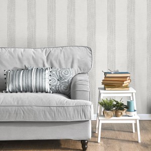 Dekorative Vliestapete mit gemalten grauen und weißen Streifen. Ideal für stilvolle Wandgestaltung im Wohnzimmer.