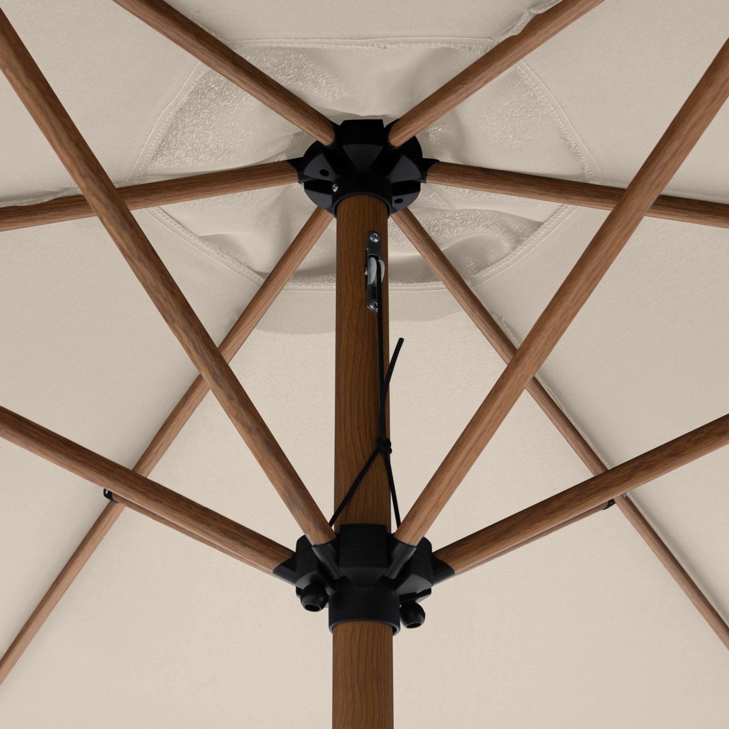 Detailaufnahme: Doppler Kurbelschirm Life Wood Ø 300 cm Natur, Holzoptik, helle Bespannung.