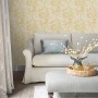 Laura Ashley Vliestapete Picardie Pale Gold mit floralem Muster im Wohnraum.