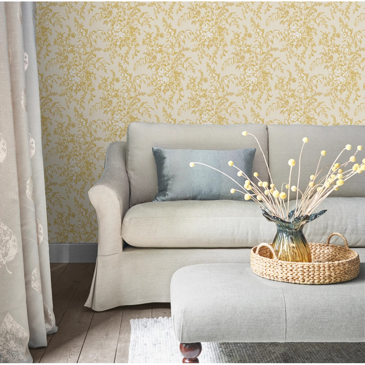 Laura Ashley Vliestapete Picardie Pale Gold mit floralem Muster im Wohnraum.
