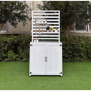 Weißes Leco Gartenregal Thea im Vintage-Look mit Ablageflächen und Schrankraum für Gartengeräte.