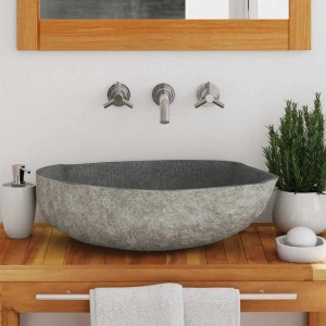 Ovales Waschbecken aus Flussstein (45-53x34-41 cm) im Badezimmer.