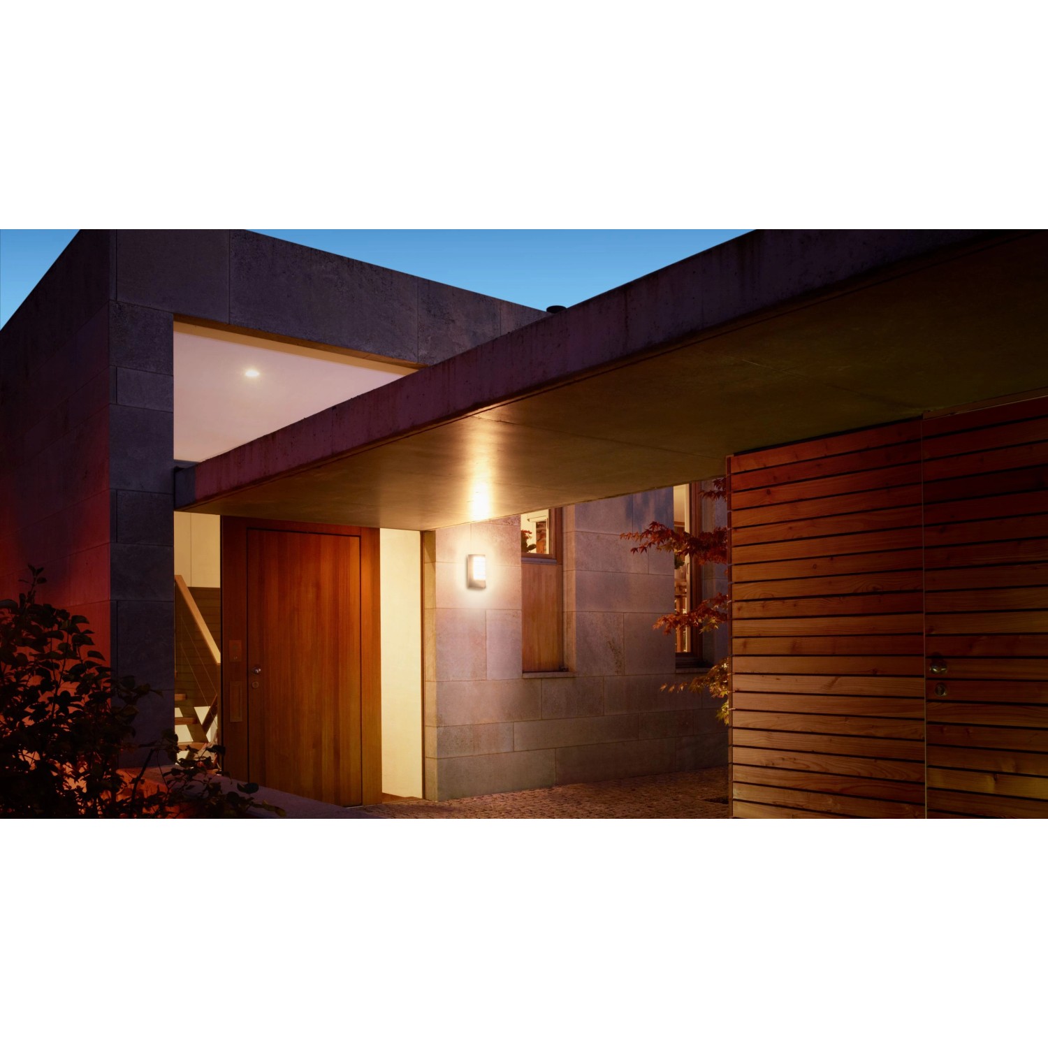 Anthrazitfarbene Steinel Außenleuchte L 12 an Hauswand, ideal für Hauseingänge.