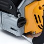 Detailaufnahme: Stiga CS 750 Benzin-Kettensäge, gelb/grau. Leistungsstark für Sägearbeiten.