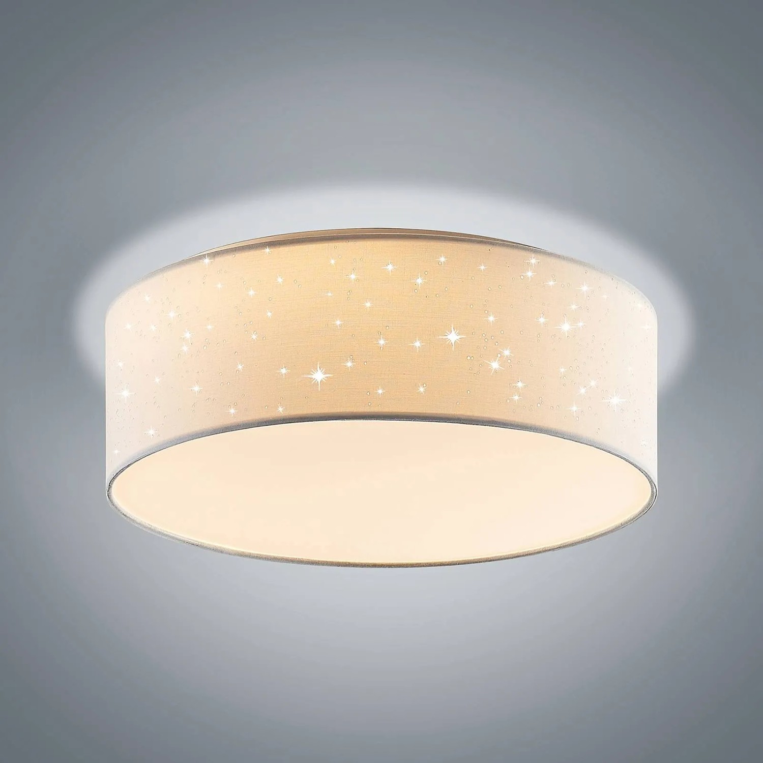 Weiße Lindby LED Deckenleuchte Ellamina aus Textil mit Sternenmuster für Wohnzimmer.