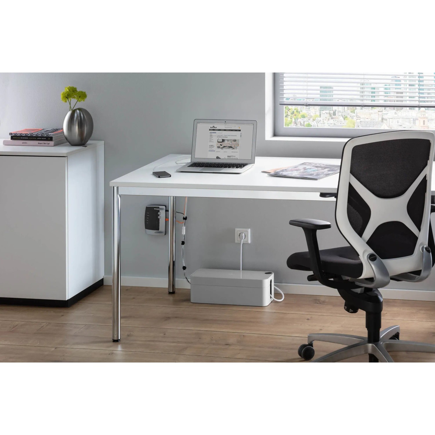 Helle Durable Kabelbox Cavoline Box L unter Schreibtisch im Büro, zur Kabelorganisation.