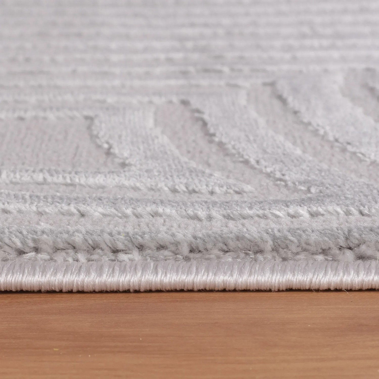 Detailansicht: Ayyildiz Kurzflorteppich Sahara 1113, silberner Teppich mit Muster.