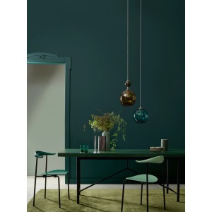 Raum in Botanical Noir No. 374: Matte Wandfarbe von ELLE DECORATION by Crown mit Tisch und Stühlen.