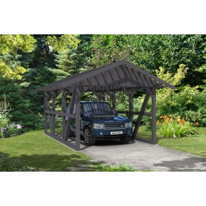Grauer Skan Holz Carport Schwarzwald mit Dachlattung und Auto im Garten.