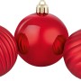 Drei rote Weihnachtskugeln, teils glatt, teils mit Rillenmuster, für festliche Deko.