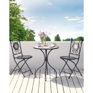 Schwarze Beliani Gartenstühle (2 Stk.) mit Mosaik-Tisch auf Balkon. Klappbare Gartenmöbel mit Keramikfliesen.