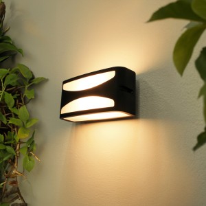 Moderne anthrazitfarbene Eco-Light Aussenwandleuchte Leipzig mit Lichtschein.