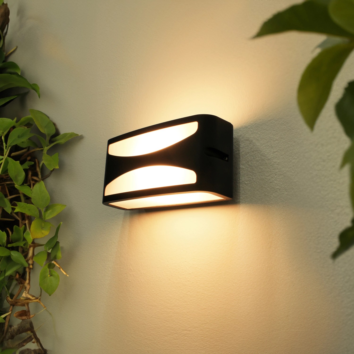 Moderne anthrazitfarbene Eco-Light Aussenwandleuchte Leipzig mit Lichtschein.