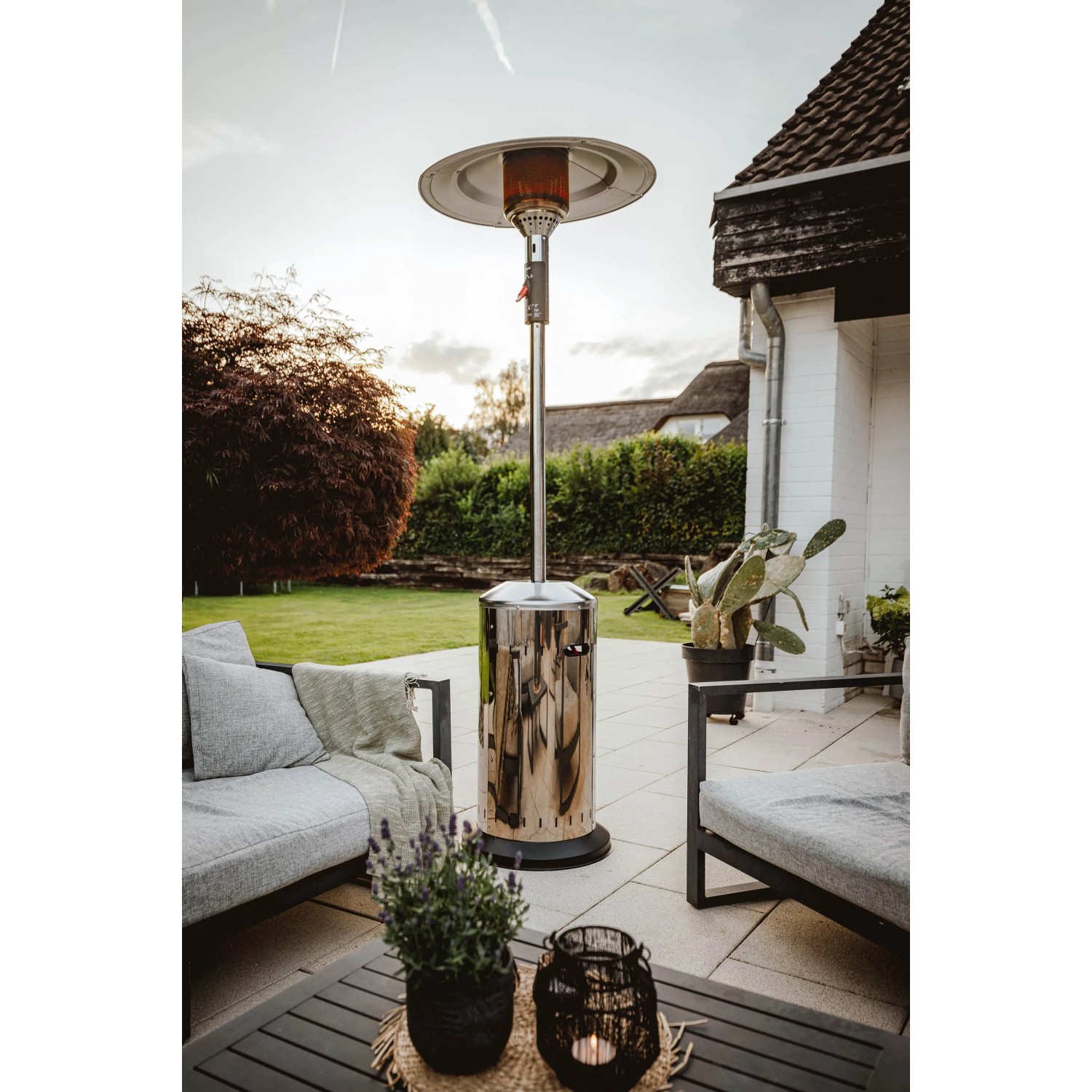 Enders Terrassenheizer Elegance Eco Green 2.0, 6 kW, silberfarben, auf Terrasse.