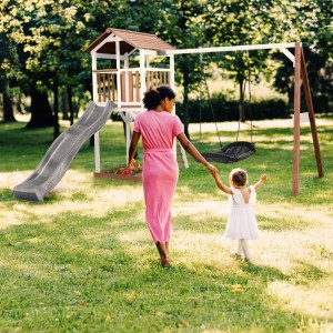 Axi Beach Tower Spielturm mit Nestschaukel und grauer Rutsche im Garten.