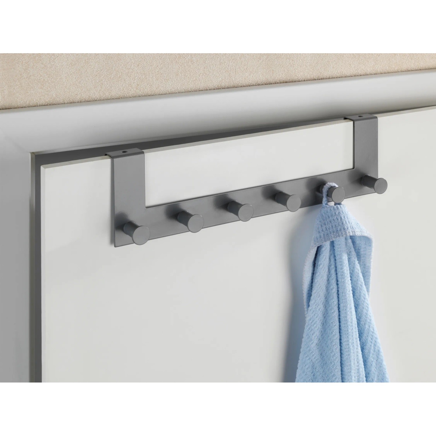 Wenko Türgarderobe Celano Grau mit 6 Haken an einer Tür mit Handtuch.