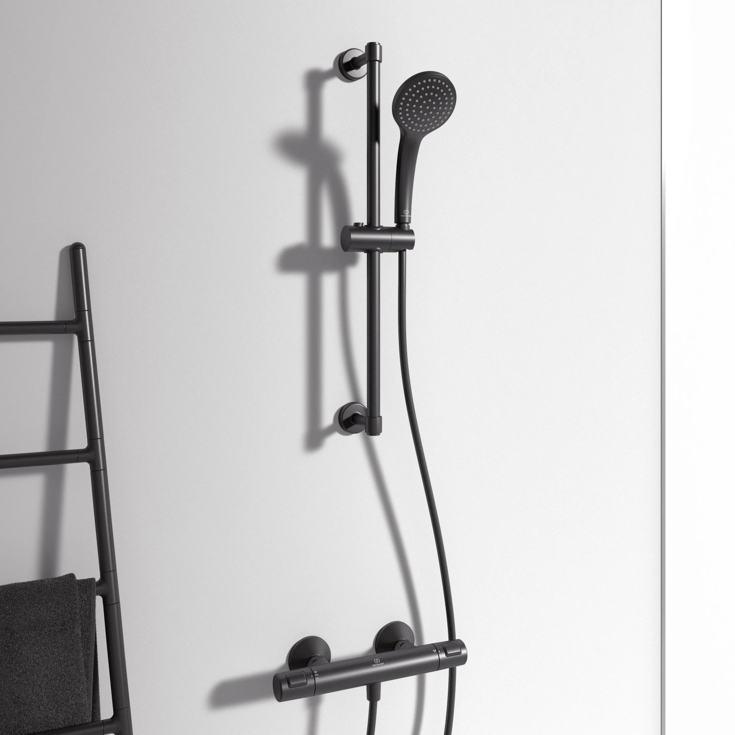 Ideal Standard Brausethermostat Ceratherm T25 Aufputz in Silk Black mit Handbrause und Brausestange.