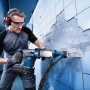 Bosch Professional Akku-Bohrhammer GBH 18V-34 im Einsatz beim Stemmen von Fliesen.