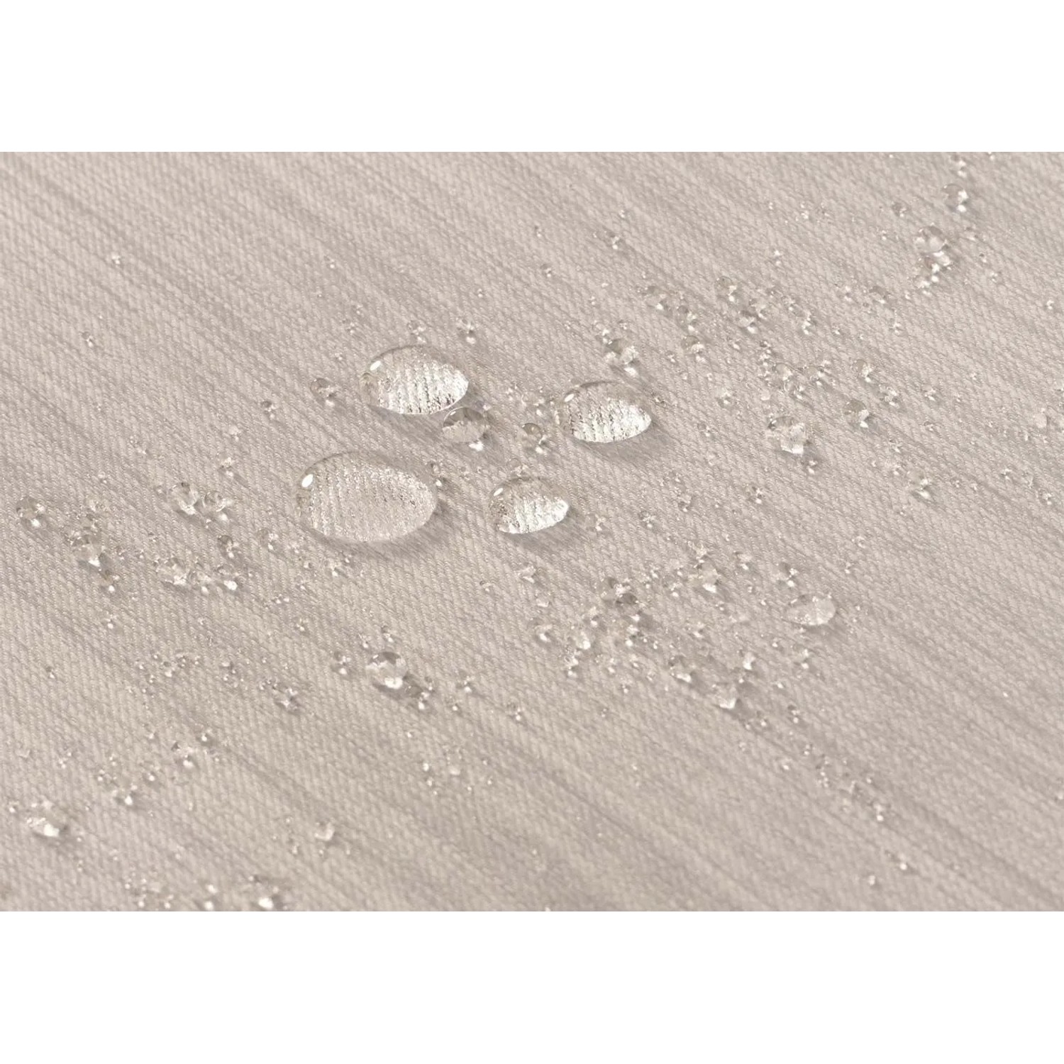Wassertropfen perlen auf dem hellgrauen, wasserabweisenden Stoffbezug der Poly-Rattan Gartengarnitur.