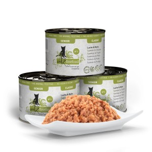 Catz Finefood Senior Nassfutter Lachs & Huhn, 200g Dosen gestapelt mit Futterportion auf einem Teller.
