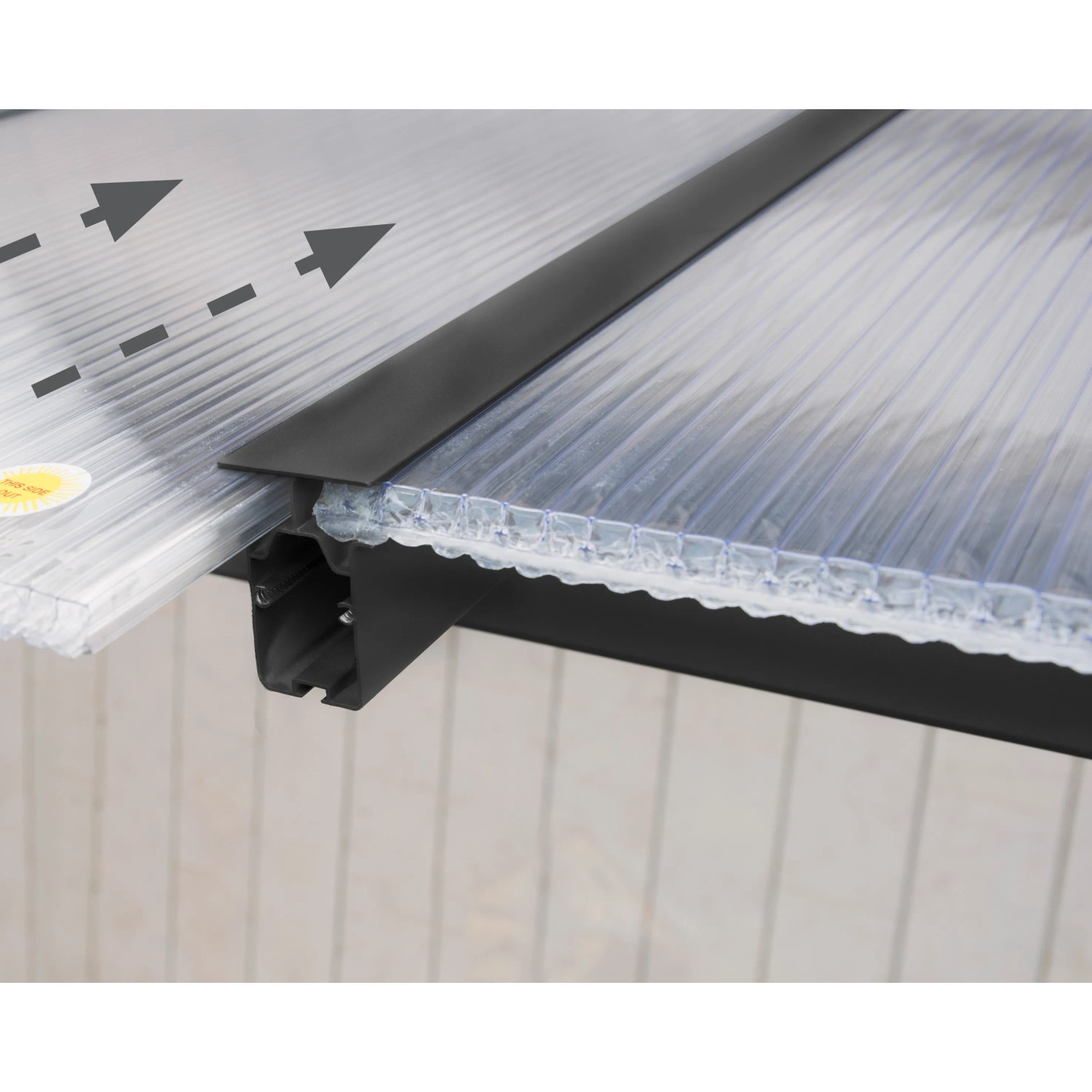 Detailaufnahme der Palram Olympia Terrassenüberdachung in Anthrazit mit klaren Doppelstegplatten.