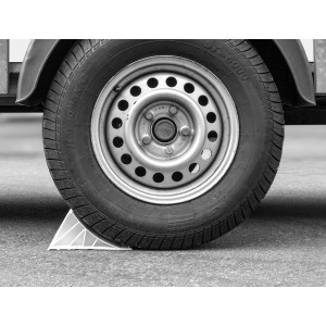 LAS Unterlegkeil mit Halter unter Reifen eines PKW Anhängers. Zubehör zur Sicherung.