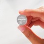 Energizer CR2032 Lithium Knopfzelle, 4er-Pack in Hand gehalten.
