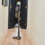 Ryobi Akku-Staubsauger RSVS18BL-0, Brushless, 18 V, stehend im Flur.