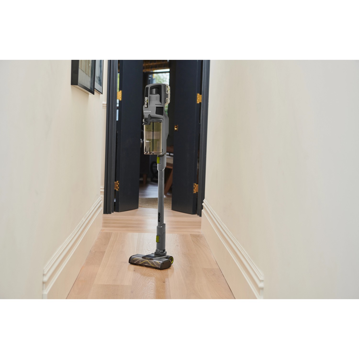Ryobi Akku-Staubsauger RSVS18BL-0, Brushless, 18 V, stehend im Flur.