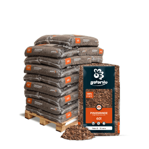 Galamio Pinienrinde Fein, 26 Säcke (1560l) auf Palette, mit einem einzelnen Sack im Vordergrund.