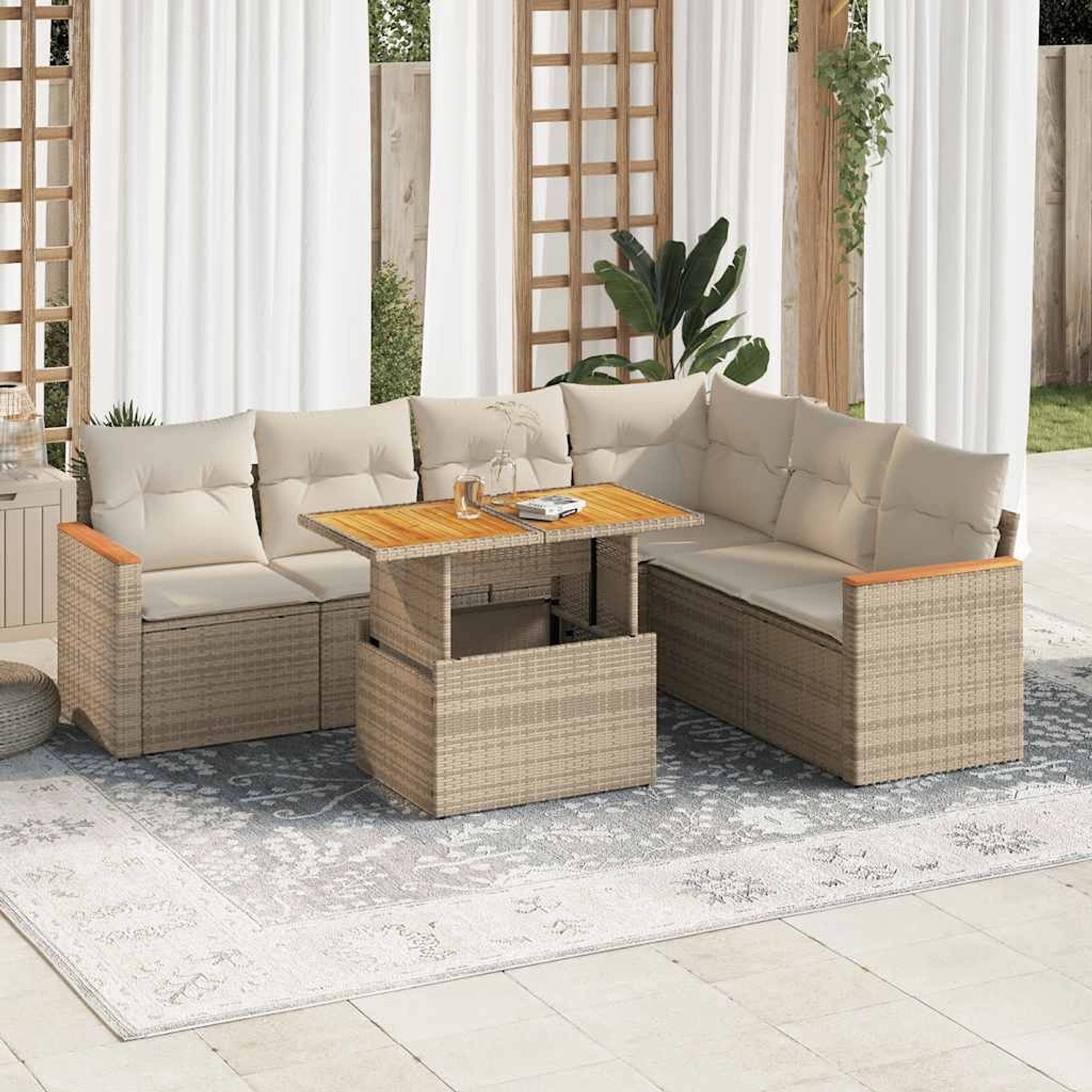 Beige 7-tlg. Garten-Sofagarnitur aus Rattan mit Akazientisch und cremefarbenen Kissen.