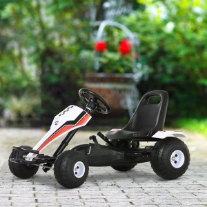 Weißes HOMCOM Go Kart Kinderfahrzeug mit Pedalantrieb, Bremsen und verstellbarem Sitz auf gepflastertem Weg.
