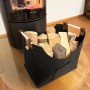 Schwarze KARAT Filztasche Vesta als Kaminholztasche mit Holzscheiten gefüllt.