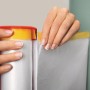 Tesa Easy Cover Perfect+ Abdeckfolie mit Klebeband im Spender in Anwendung.