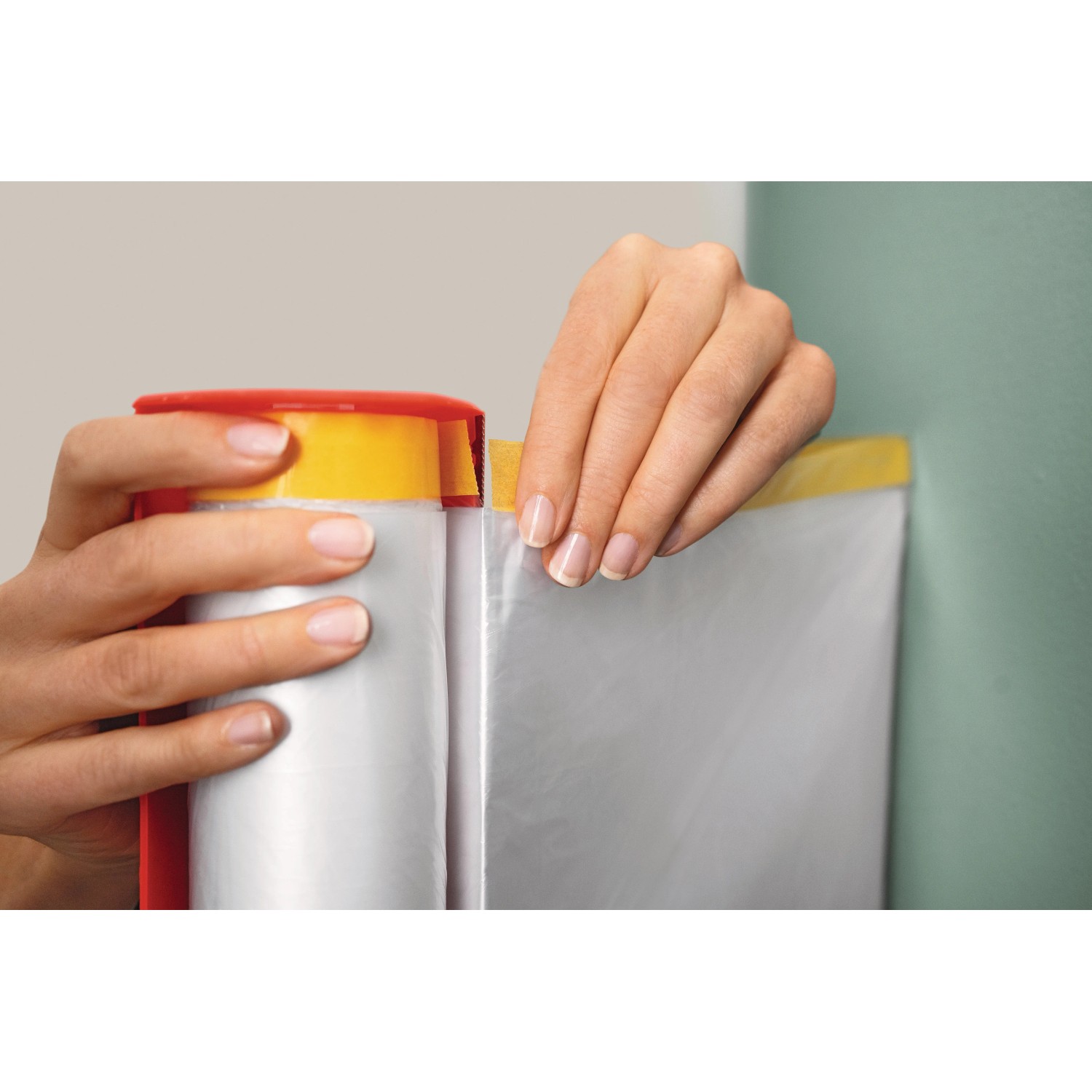 Tesa Easy Cover Perfect+ Abdeckfolie mit Klebeband im Spender in Anwendung.