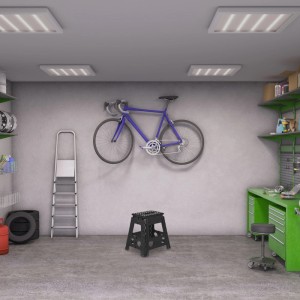 Schwarzer Klapphocker aus Kunststoff, faltbar und rutschfest, in einer Garage. Ideal als Haushaltshocker.