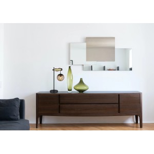 Schwarze Globo Tischlampe Fitz mit goldfarbenem Akzent und rauchfarbenem Glasschirm.