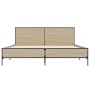 Bettgestell Sonoma-Eiche 140x200 cm aus Holzwerkstoff und Metall.