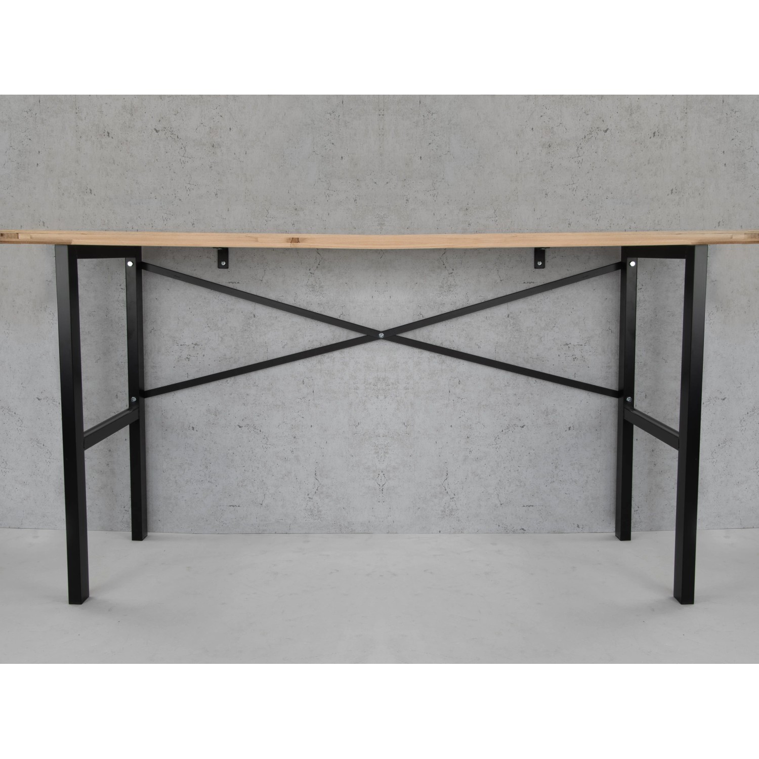 rikta Werkbank 159 cm mit Holzplatte und schwarzem Stahlgestell.