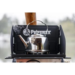 Petromax Teekessel 5 l aus Edelstahl auf einem Kocher mit aufsteigendem Dampf.