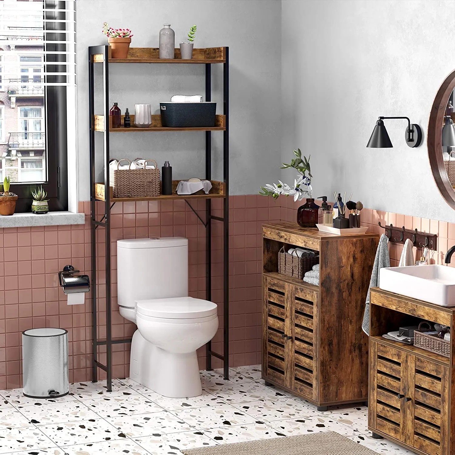 Vasagle Badezimmerregal mit 3 Ebenen in Braun-Schwarz über einer Toilette im Badezimmer.